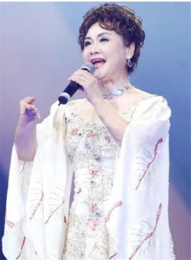 她是国家一级演员也是李谷一女儿,25次登央视春晚,现52岁仍未婚