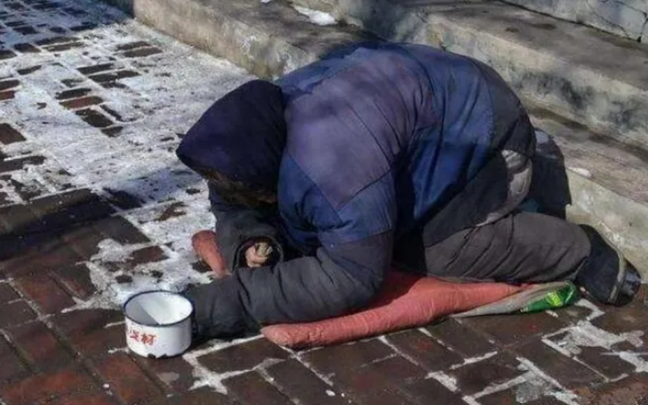 其实我们在大街上看到的很多乞丐都不是真正的"乞丐",他们把乞丐当作