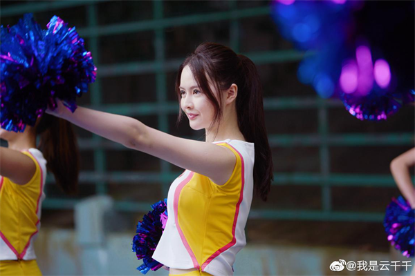 水蜜桃系美少女云千千复工展示经典黑白穿搭,颜值身材