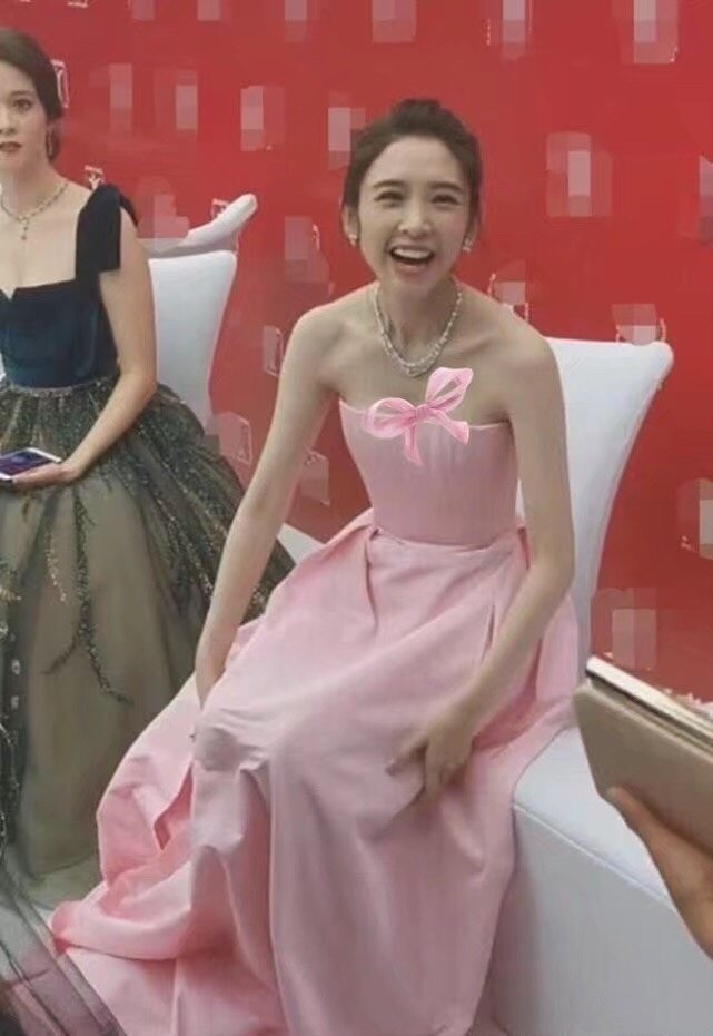 唐艺昕生图曝光,穿粉色抹胸裙身材标志,肌肤状态更真实