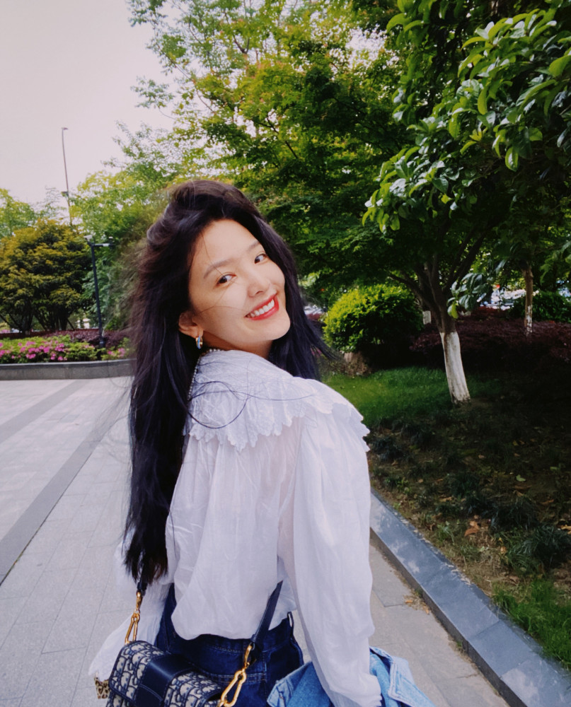 章若楠穿古典风白衬衫,素颜涂红唇,少女气十足