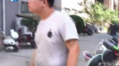 眼看着气氛越来越尴尬,记者赶紧出来打圆场,好说歹说对方终于同意把