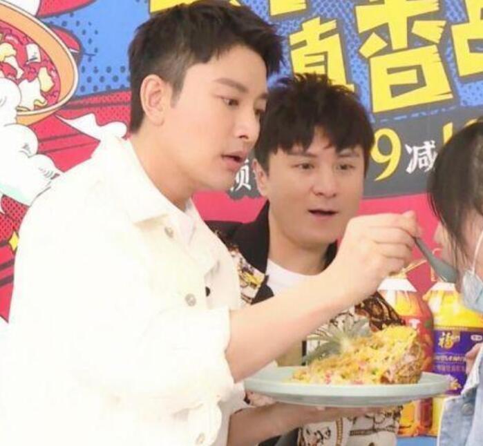 李小璐刚直播完,贾乃亮也来直播卖货,为了钱尊严都不要了