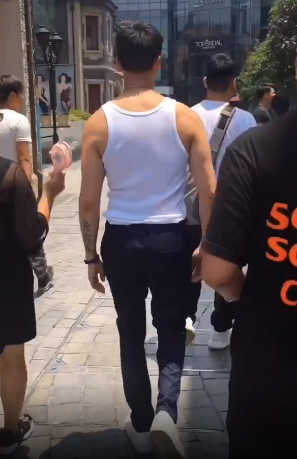 陈伟霆的背影火了,男女可撩,网友:我一个男的都在这里