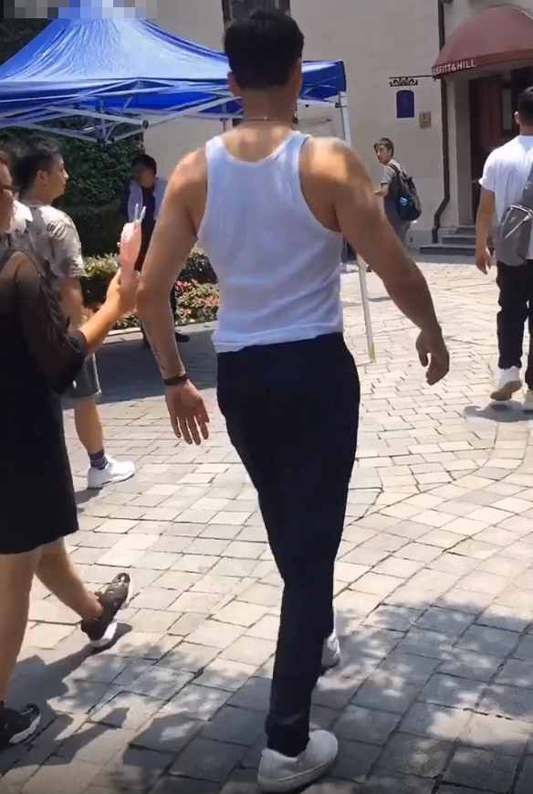 陈伟霆的背影火了,男女可撩,网友:我一个男的都在这里