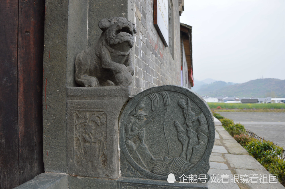 石狮前有石鼓,鼓面雕饰关于忠孝吉祥的故事纹饰.