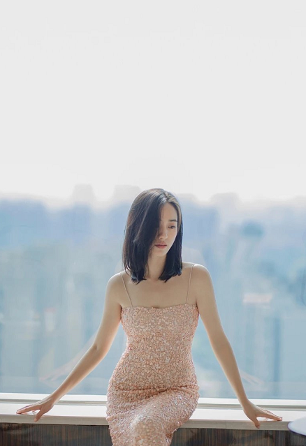 王智美得清新脱俗,穿条纹衬衫搭配牛仔短裤,美成初恋女友-看点快报