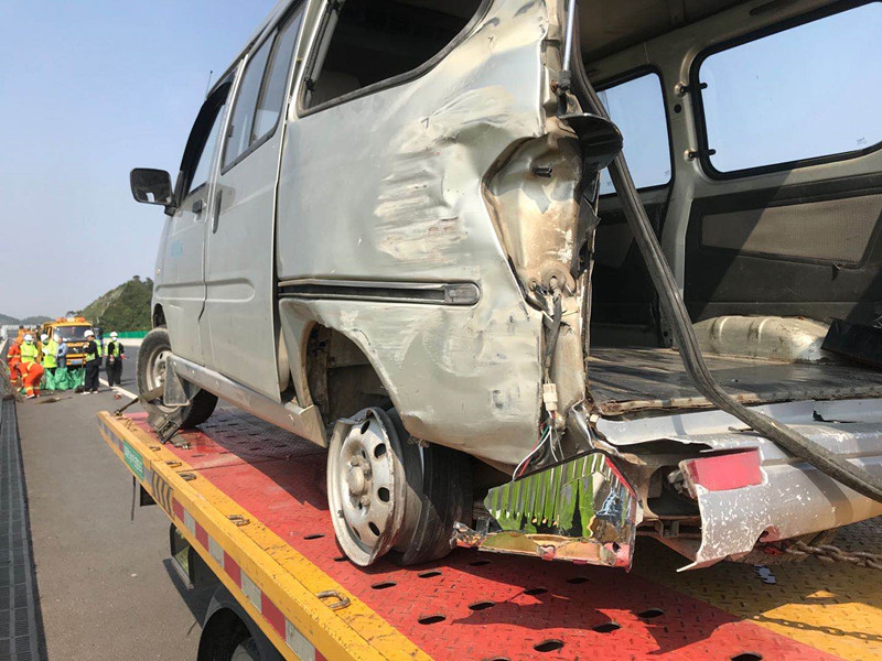 面包车变身货车超载爆胎未报警