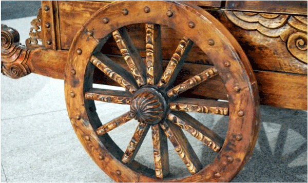实木车轮的改造给马掌钉上蹄铁也有减震作用.