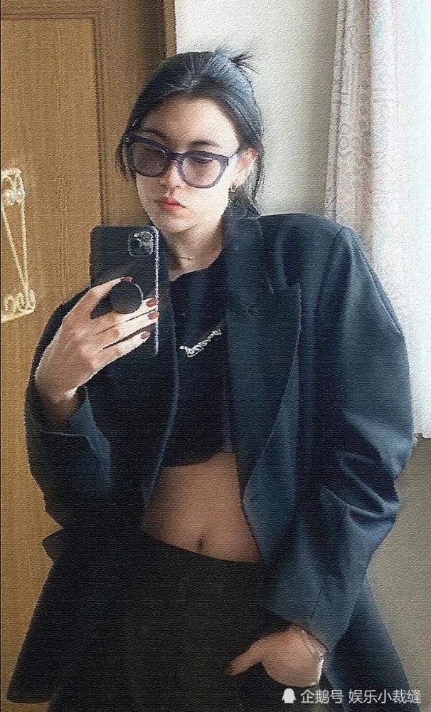 三吉彩花在家穿西装自拍晒腹肌:这才是女生帅气该有的