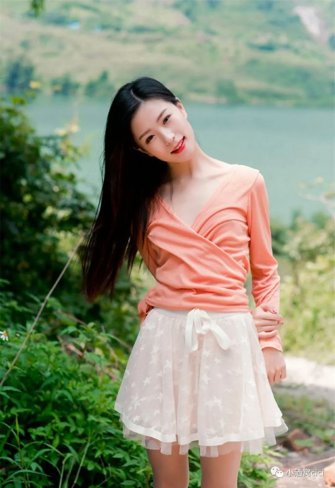 青春气息满满的裙装少女