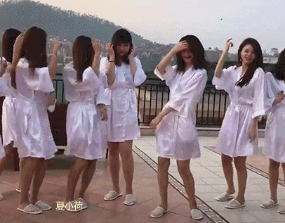 搞笑gif趣图伴娘集体发疯了唯有新娘子还保持矜持