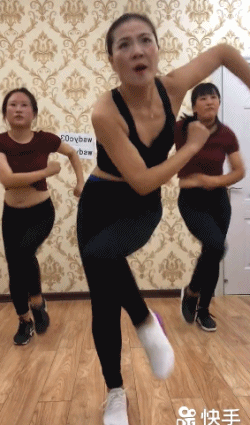 6969来,跟着阿姨一起摇摆!简直就是亮瞎了我钛合金的眼.