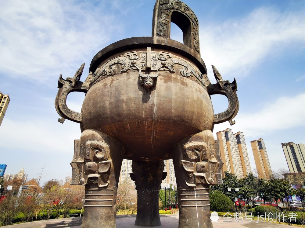 咸阳陈阳寨转盘标志性大鼎,因地铁一号线延伸要迁移了