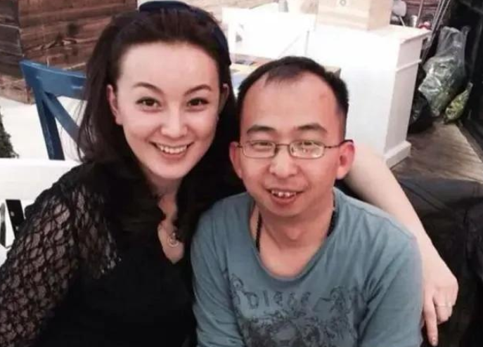 人生赢家巨兴茂,颜值不高却娶了个漂亮老婆,如今身价早已过10亿