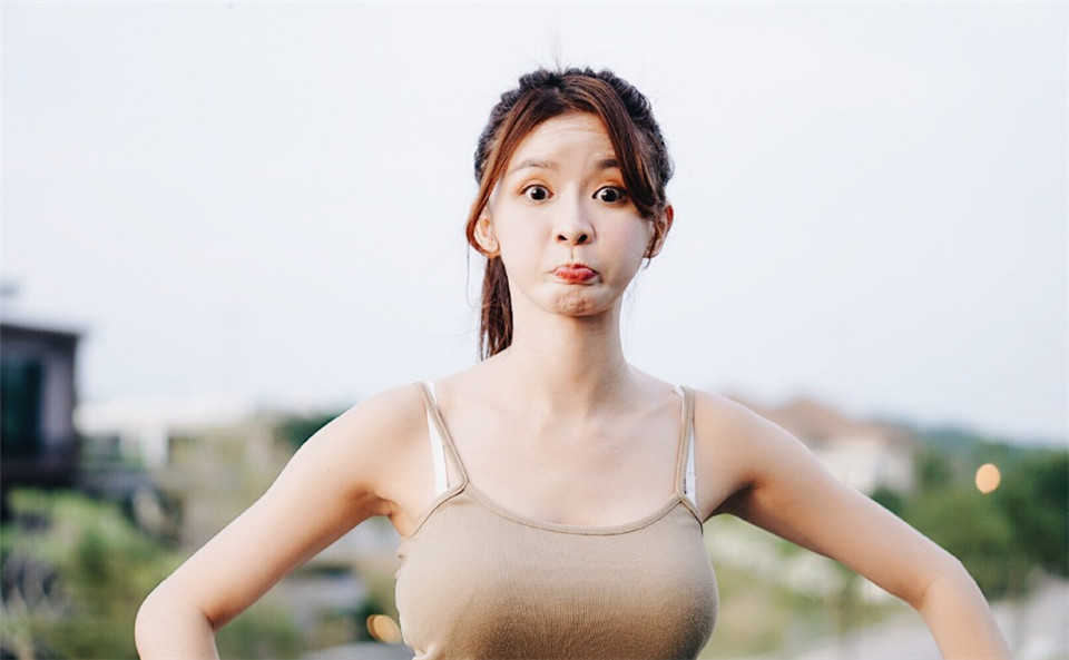 小清新性感影视演员美女明星蔡卓宜时尚休闲户外魅力写真
