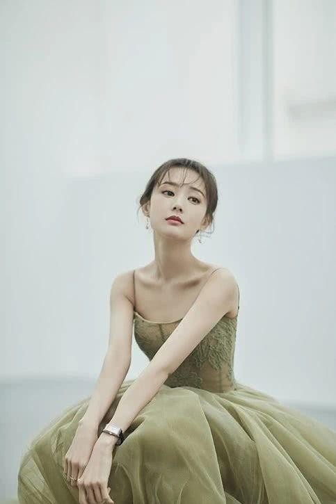 李一桐纸片身材太吸睛!一袭咖绿色长裙清新大方,蝴蝶骨性感撩人