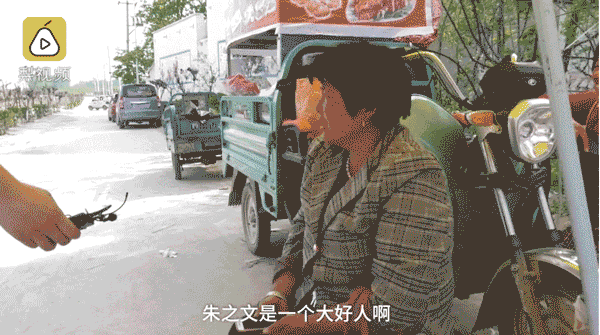 在朱之文家门口,还有人拿着手机从门缝往里拍.不少歌迷表示,自己
