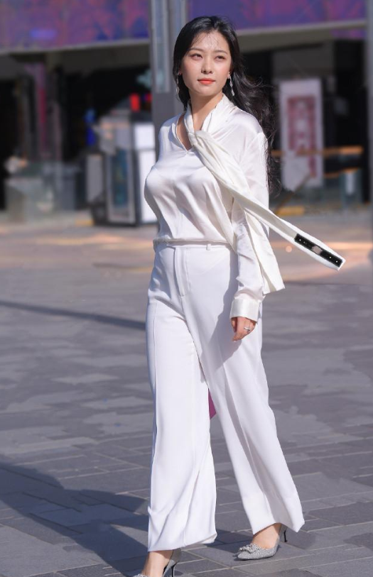 街拍:美女小姐姐的这一身白色宽松休闲职业装,都掩盖不了好身材