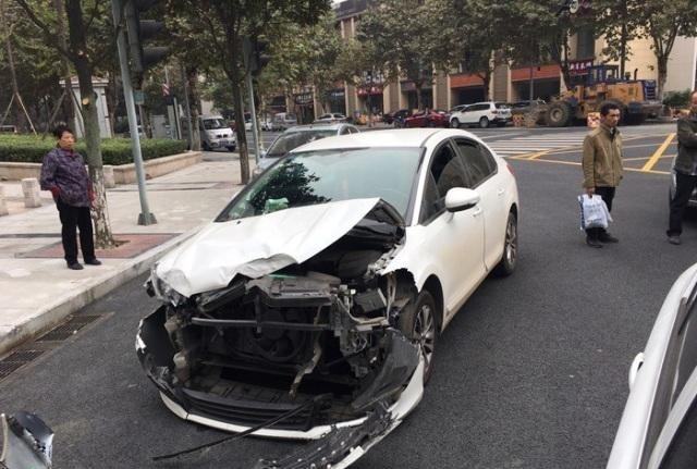 沃尔沃撞上大货车,现场让人颜面扫地,车主先发朋友圈