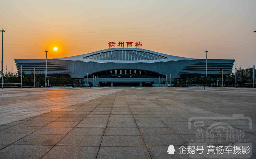 江西赣州西站,以"二水环流,赣州之翼"为创意点,夕阳下