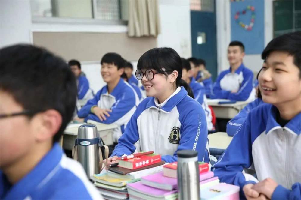 在初中班里,碰到这三种"绝版"同桌,请立刻找老师,更换