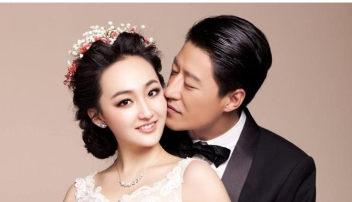 刚开始的时候于震经历过一次失败的婚姻,两个人结了婚之后因为感情不