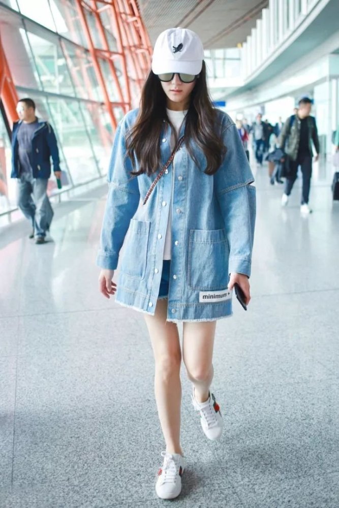 迪丽热巴的衣橱里也少不了牛仔外套,这件单品在她的私服街拍中出镜率