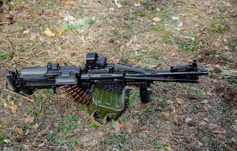 胡塞武装的新武器,无托pkp机枪配五百发弹链背包,俄军