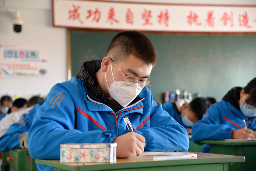 4月26日,呼和浩特市第六中学学生在教室里上课.