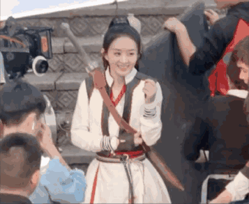 赵丽颖《有翡》片场拍戏,妆容精致不用替身,手握弯刀表情英气逼人