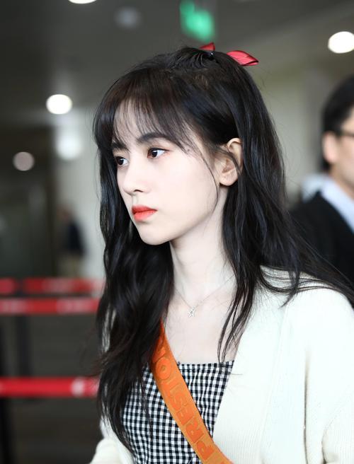 五位女星蝴蝶结造型:郑爽甜美可爱,鞠婧祎清新如画,而
