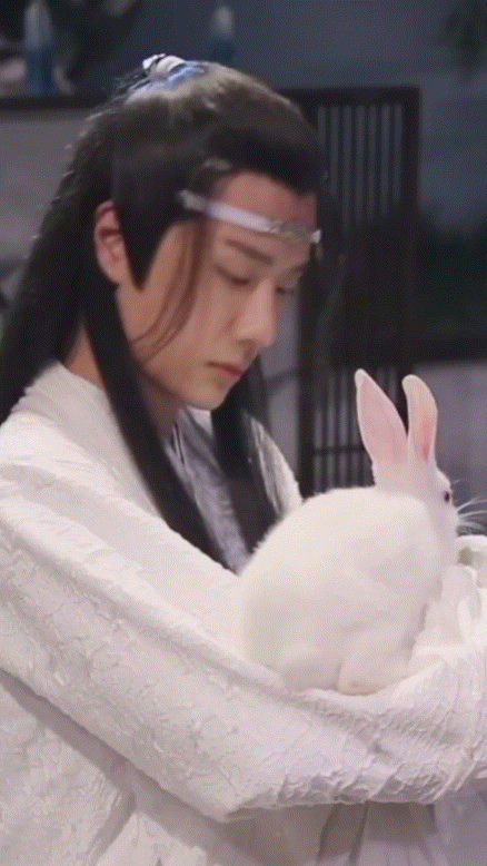 与此同时,我们也能通过这些清晰的旧照看到王一博从小皮肤就很白,奶气