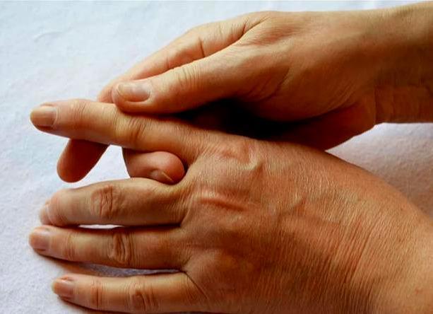 手指僵硬,疼痛,多由这五种疾病导致!如何诊断治疗?医生告诉您