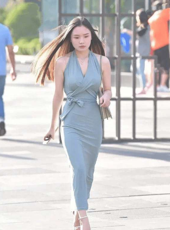 街拍:美女挂脖长裙穿搭出仙女的气质楚楚动人