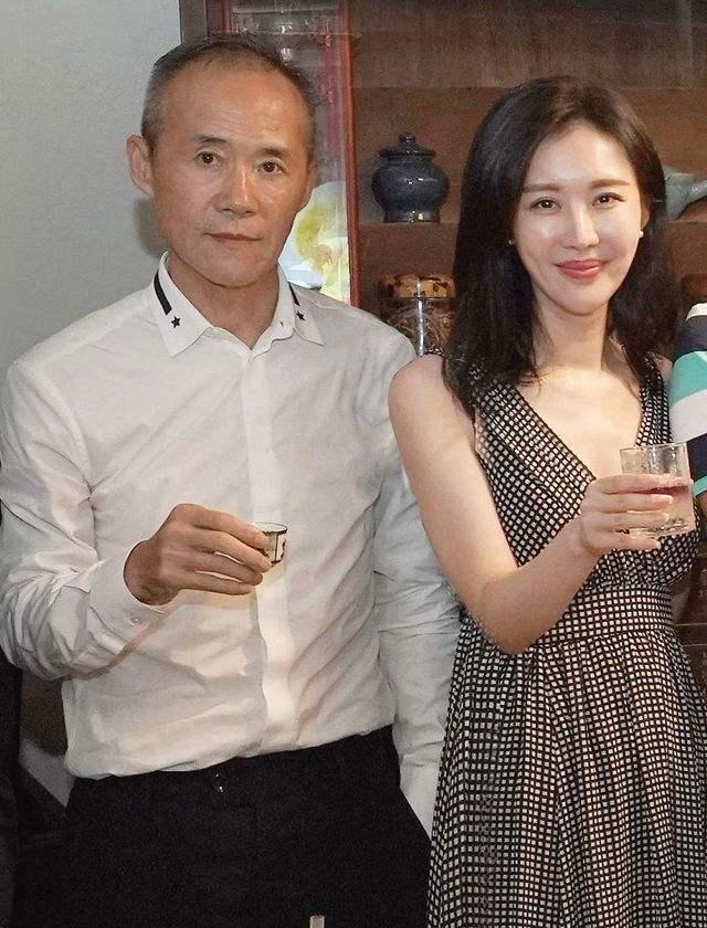 田朴珺真不是靠脸征服王石,健身照暴露真实身材,长腿蛮腰似超模