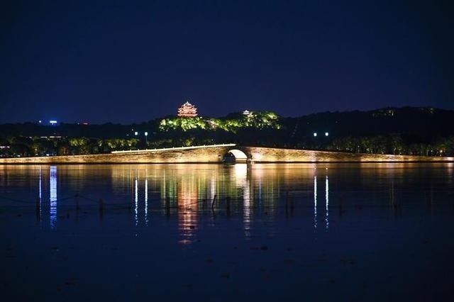 杭州:西湖夜景 璀璨依旧