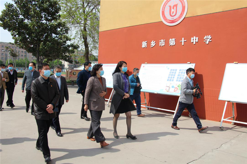 霍金花一行先后来到新乡市十中,新乡市二中,河南师范大学,实地查看