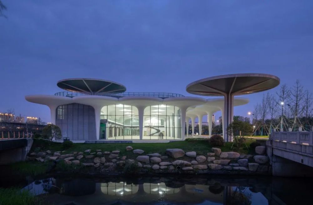 杭州的又一地标!"伞状"结构形态鲜明,建筑与自然融为一体的全新体验
