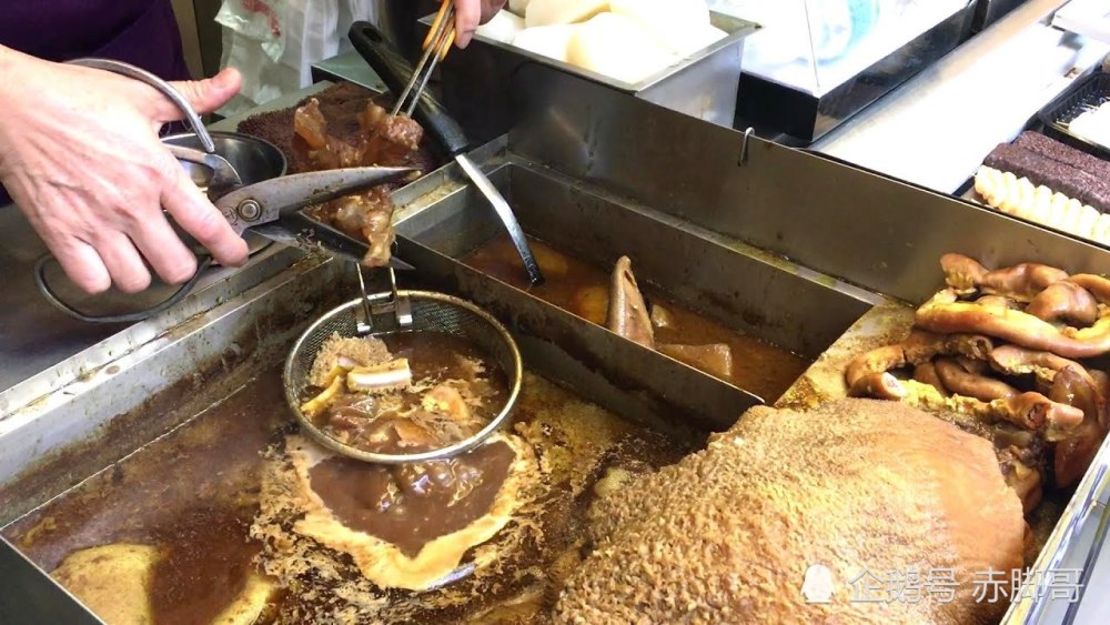 大叔香港街头卖牛杂,一口大锅全是精华,剪一碗30元!
