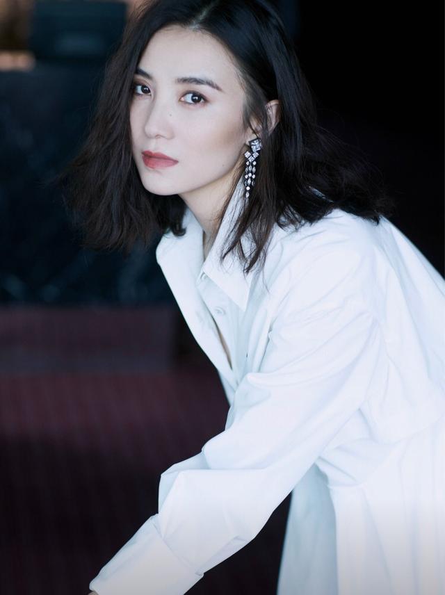 宋佳真的不会老,39岁穿衬衫裙配西部靴,美得像个小姑娘
