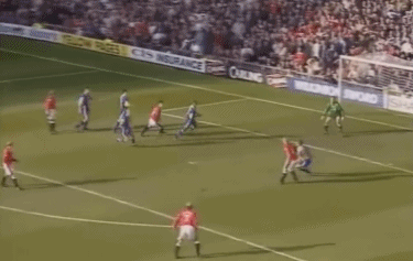 接传中鱼跃冲顶左脚劲射也不在话下迎着防守球员的飞铲完成补射定位球