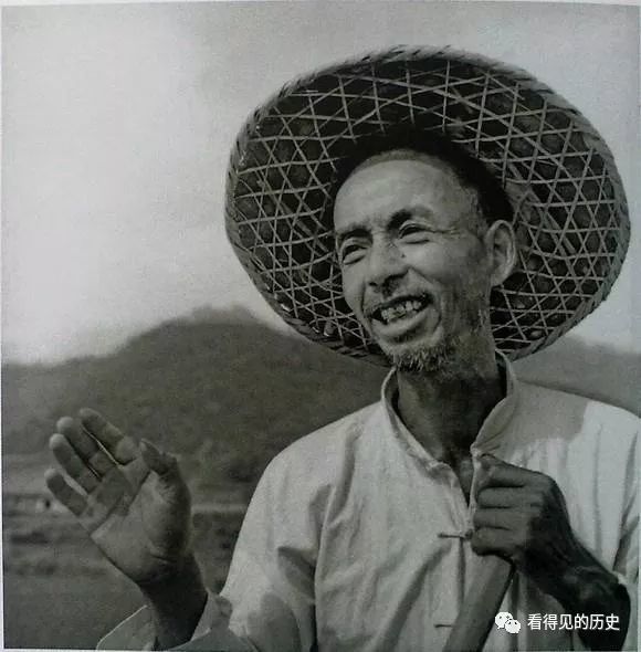 头戴斗笠,手持锄头,一手的老茧,典型的中国老农民形象.