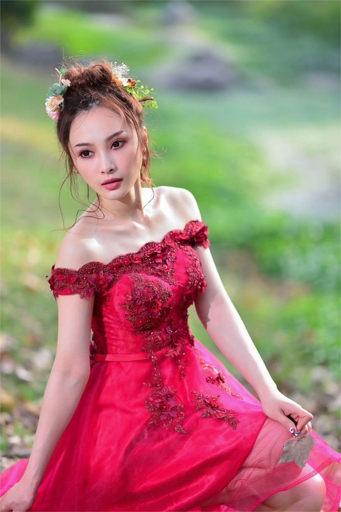 推荐:穿红色婚纱美女,华丽典雅的神韵,国色天香的旷世