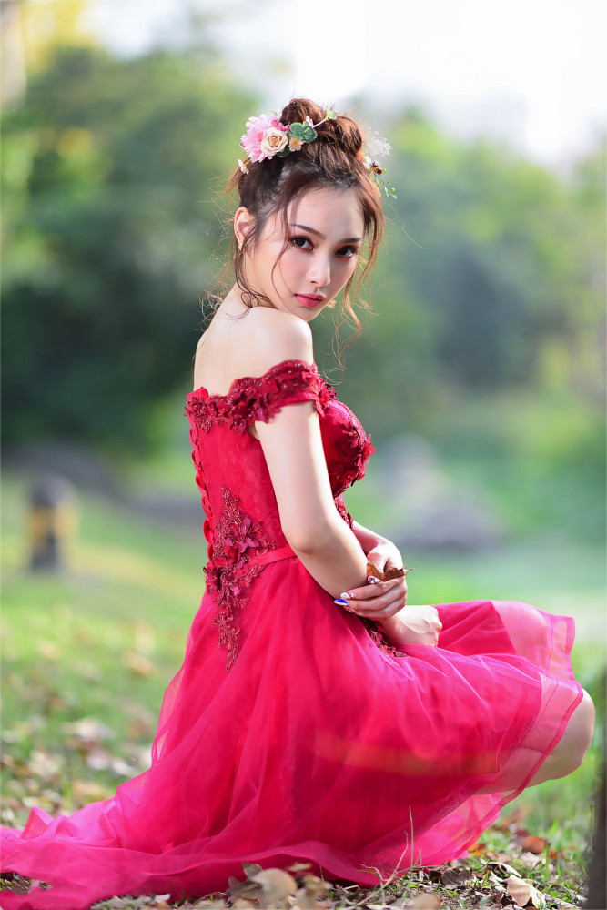 推荐:穿红色婚纱美女,华丽典雅的神韵,国色天香的旷世