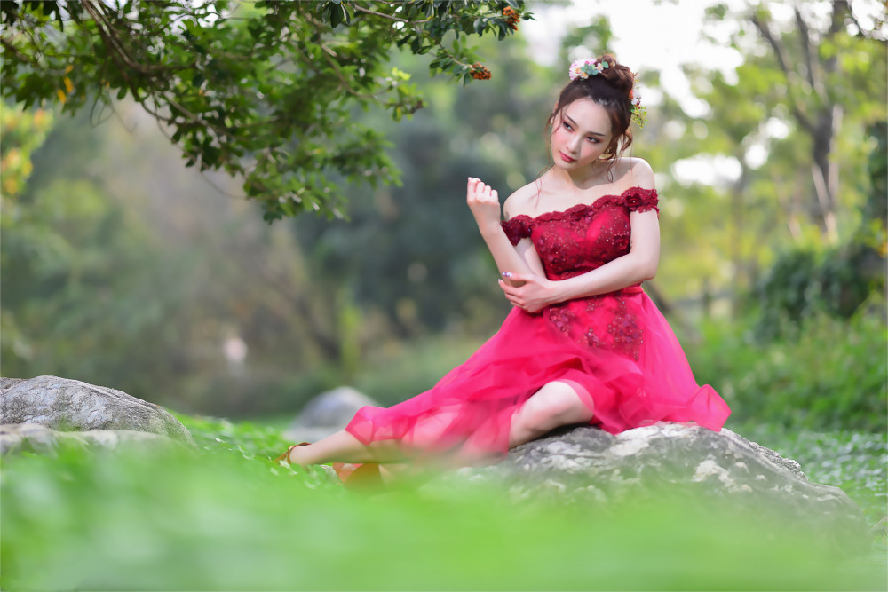 推荐:穿红色婚纱美女,华丽典雅的神韵,国色天香的旷世