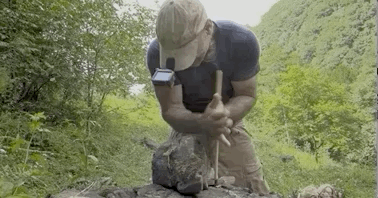 他的足迹遍布:婆罗洲,泰国,澳洲,波札那,委内瑞拉和罗马尼亚,巴塔