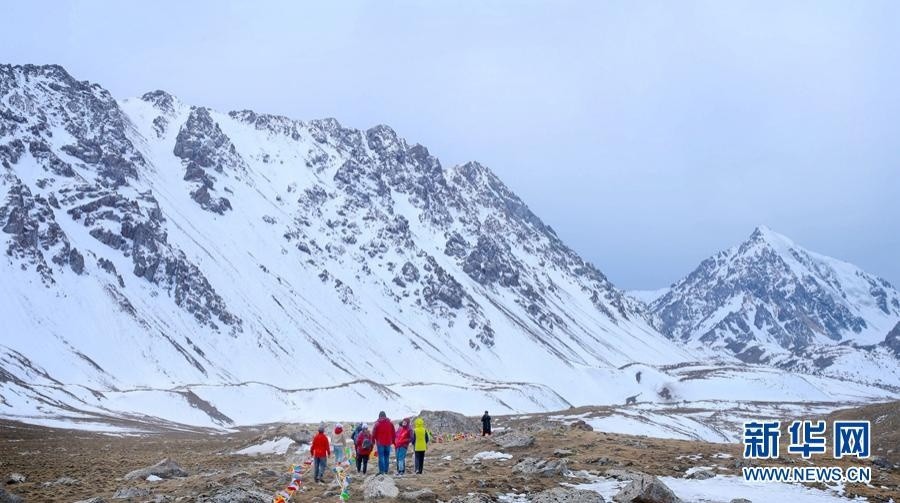 甘肃:"祁连山秘境"巴尔斯雪山风光旖旎