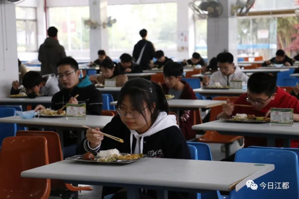 在育才中学,每天有400余名学生在食堂用餐.