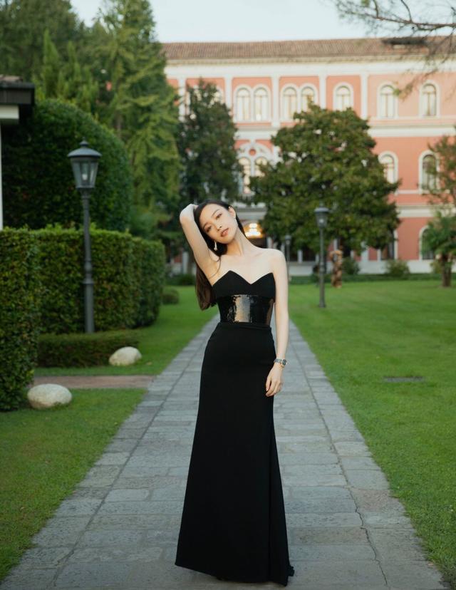 31岁倪妮真敢穿,吊带裙开叉到大腿,皮肤白得晃眼,惊艳